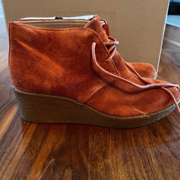 Women’s Clark’s Aggie Terra Suede Boot🧡 - Picture 2 of 16